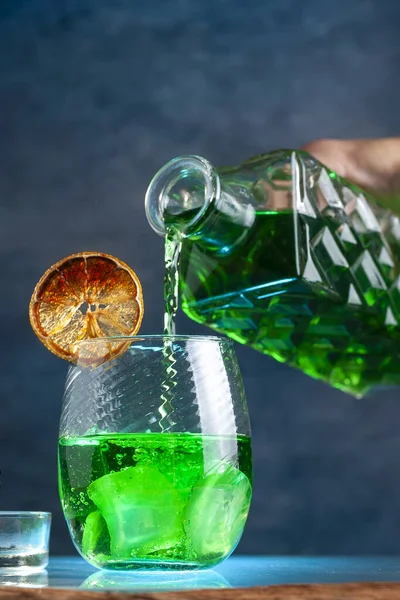 Een Verticaal Schot Van Een Decanter Gieten Een Groen Drankje — Stockfoto