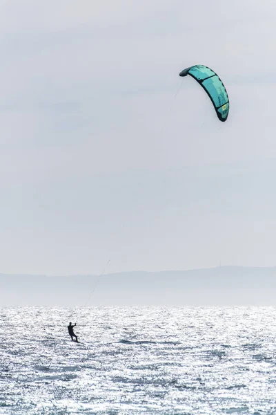 一个人白天在风筝冲浪时的垂直镜头 — 图库照片