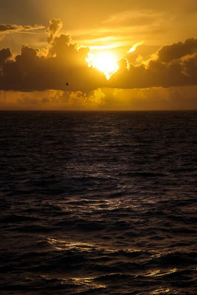 Tiro Vertical Belo Pôr Sol Sobre Mar — Fotografia de Stock