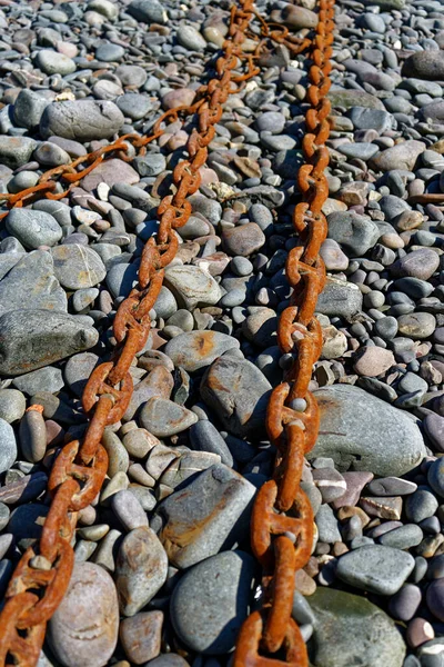 Vertikale Aufnahme Zweier Alter Rostiger Ketten Auf Den Kieselsteinen Der — Stockfoto