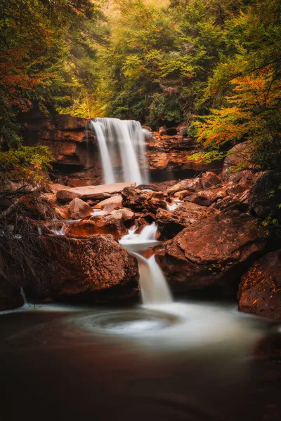 Dlouhý Záběr Kaskády Vody Tekoucí Řeky Lesích Podzim Západní Virginii — Stock fotografie