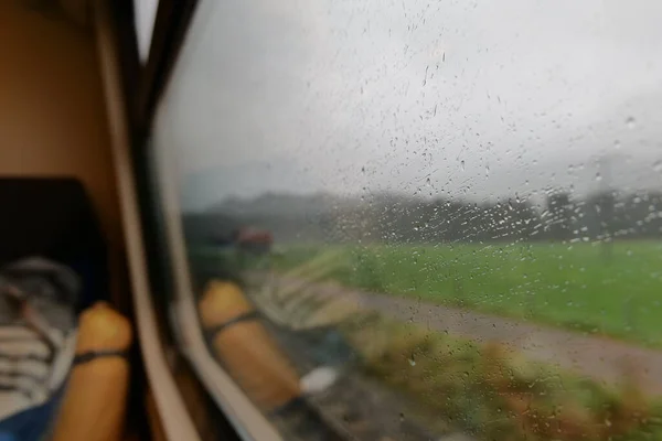 Trenin Penceresinden Yağmurlu Bir Günün Görüntüsü — Stok fotoğraf