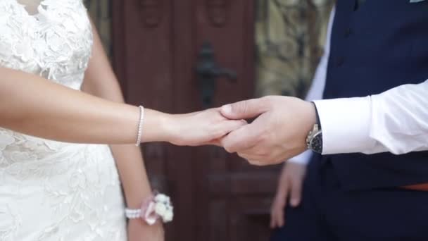 Riprese Ravvicinate Delle Mani Degli Sposi Sul Loro Matrimonio — Video Stock