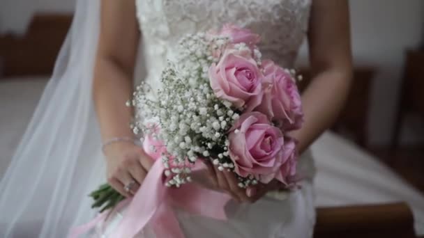 漂亮的新娘 有结婚花束 — 图库视频影像