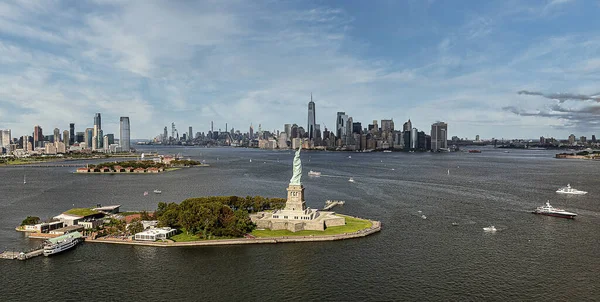 Een Schilderachtig Uitzicht Liberty Island Met New York City Achtergrond — Stockfoto