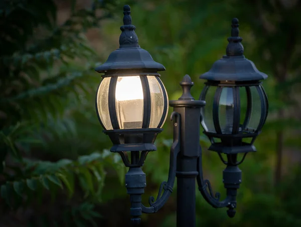 Detailní Záběr Starých Kovových Pouličních Lamp Světlo Tma — Stock fotografie