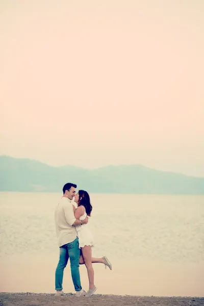 Vertical Shot Romantic View Loving Couple Walking Sea — Stock Photo, Image