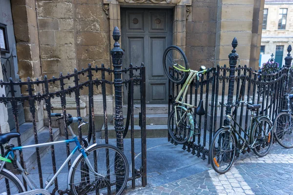 Ποδήλατο Παρκαρισμένο Μπροστά Από Ένα Κτίριο Στην Αμβέρσα Βέλγιο — Φωτογραφία Αρχείου
