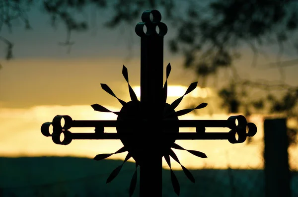 夕日を背景にした十字架のシルエット — ストック写真