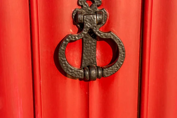 Close Uma Porta Vermelha Com Uma Trava Metal Bélgica Bruges — Fotografia de Stock