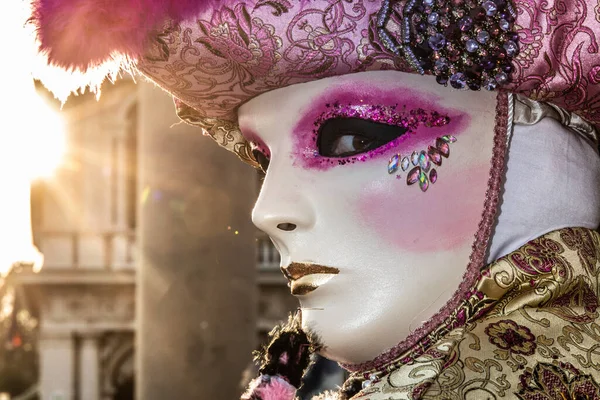 Ένα Άτομο Βενετσιάνικη Μάσκα Καρναβαλιού Στη Βενετία Της Ιταλίας — Φωτογραφία Αρχείου