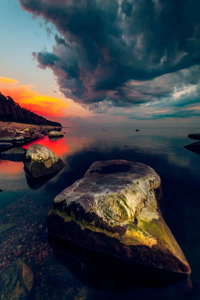 Baltık Denizi Litvanya Nın Kayalık Sahillerinde Manzaralı Bir Günbatımının Dikey — Stok fotoğraf