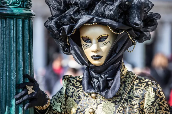 Person Med Venetiansk Karnevalsmask Och Dräkt Venedig Italien — Stockfoto