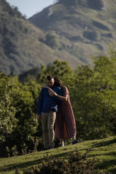 Cute Young Couple Embracing Top Green Hill — Photo