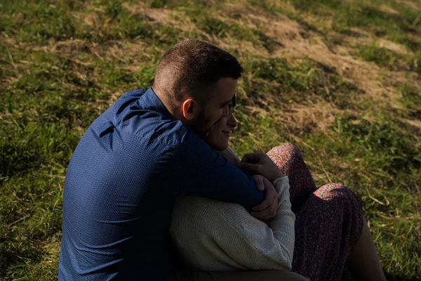 Ein Nettes Junges Paar Umarmt Während Auf Grünem Gras Sitzt — Stockfoto