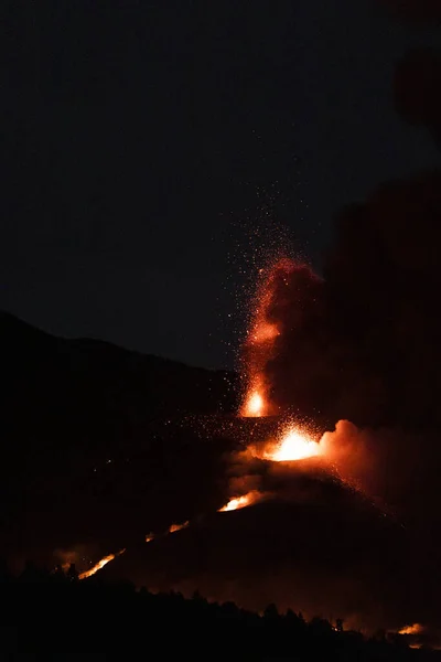 Вертикальный Снимок Извержения Вулкана Пальма Ночью — стоковое фото