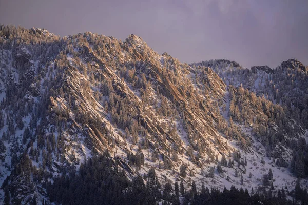 먹구름낀 아래에 산맥의 아름다운 — 스톡 사진