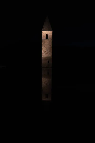 Tiro Vertical Bela Torre Pedra Reschen Pass Itália Durante Noite — Fotografia de Stock