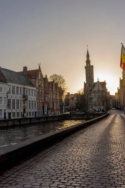 Krásný Výhled Budovu Západem Slunce Pozadí Bruggy Belgie Při Západu — Stock fotografie