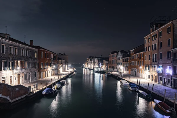 Ένα Κανάλι Γόνδολες Που Περιβάλλεται Από Κτίρια Στη Βενετία Ιταλία — Φωτογραφία Αρχείου