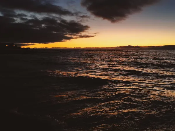 Eine Meereslandschaft Und Ein Sonnenuntergang Ideal Für Tapeten — Stockfoto