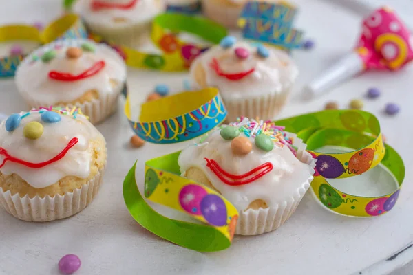 Eine Nahaufnahme Von Karneval Clown Muffins Auf Einem Weißen Tresen — Stockfoto