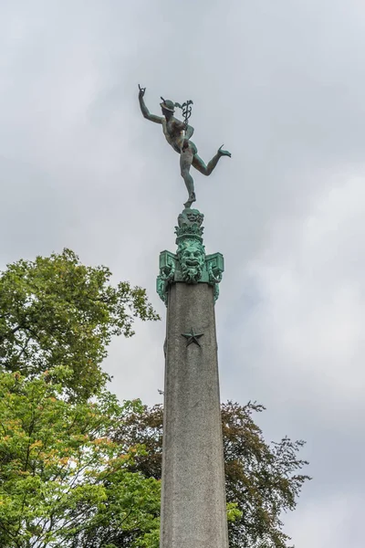 Uma Bela Estátua Frente Uma Árvore Antuérpia Bélgica — Fotografia de Stock