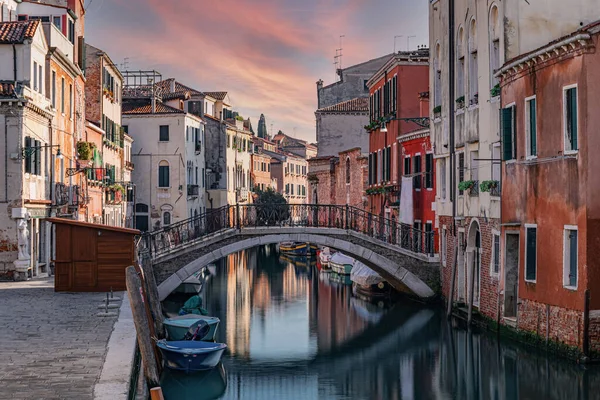 Uma Paisagem Canal Cercado Por Edifícios Veneza Itália Pôr Sol — Fotografia de Stock
