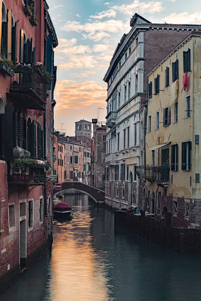 Eine Vertikale Aufnahme Eines Kanals Umgeben Von Gebäuden Venedigs Italien — Stockfoto