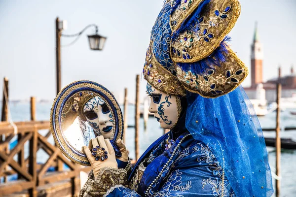 Person Med Venetiansk Karnevalsmask Och Kostym Som Tittar Spegeln Venedig — Stockfoto