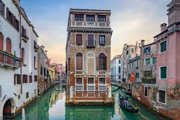 이탈리아의 베네치아 건물들 에둘러 — 스톡 사진