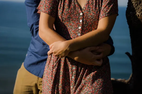 一对可爱的年轻夫妇在悬崖顶上拥抱 — 图库照片