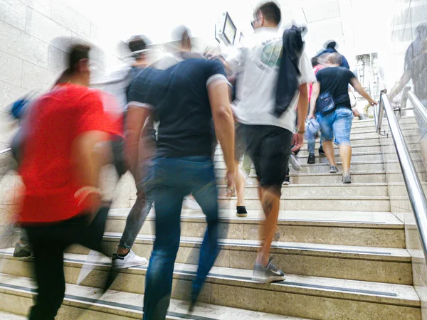 Une Vue Mouvement Des Personnes Qui Montent Les Escaliers Intérieurs — Photo