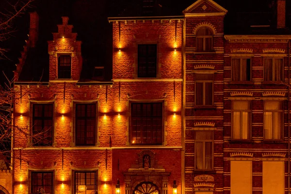 Prachtig Uitzicht Een Stenen Gebouw Met Lichtjes Brugge België Nachts — Stockfoto