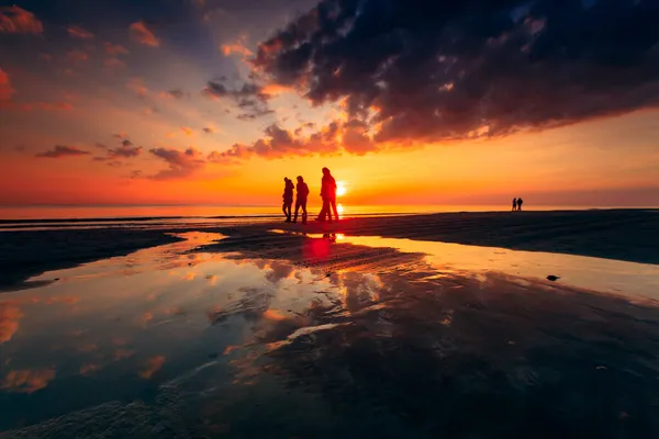 Une Silhouette Personnes Marchant Sur Côte Sablonneuse Mer Baltique Coucher — Photo