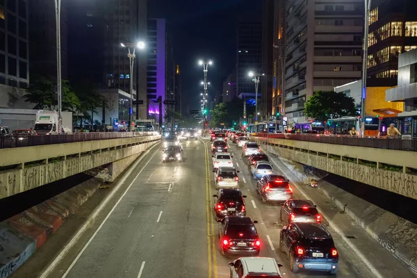 巴西圣保罗10月24日电 2021年10月24日 巴西夜间道路上车辆的彩灯曝光 — 图库照片