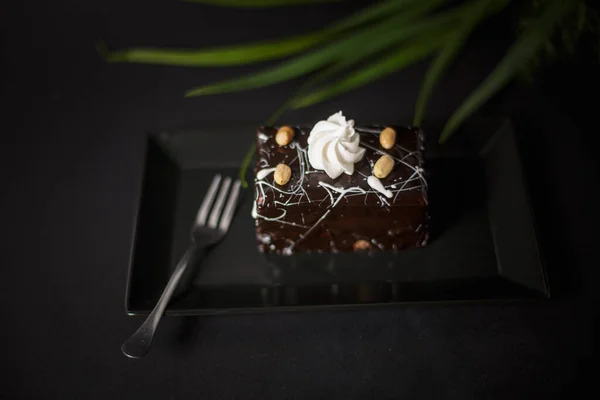 Finoman Elkészített Brownie Tejszínhabbal Tetején — Stock Fotó