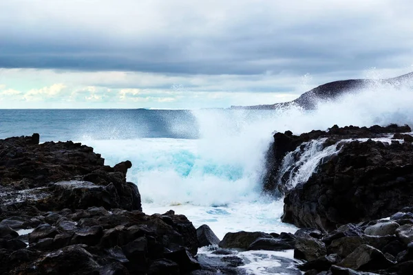 Γαλάζια Κύματα Του Ωκεανού Λευκό Αφρό Στα Βράχια Gran Canaria — Φωτογραφία Αρχείου