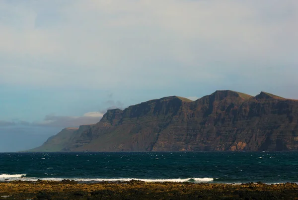 Malowniczy Widok Skaliste Klify Otoczone Błękitnym Oceanem Lanzarote Hiszpania — Zdjęcie stockowe