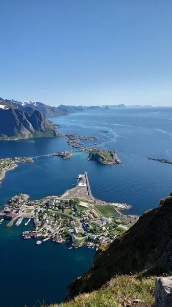 挪威Reine海面上建筑物和小山的垂直截图 — 图库照片