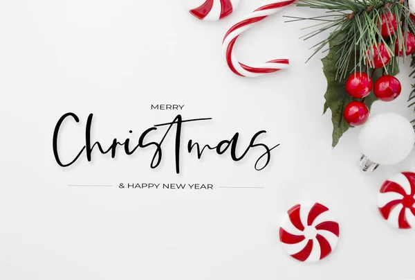 Uma Mensagem Saudação Natal Com Ornamentos Festivos Coloridos Fundo Branco — Fotografia de Stock