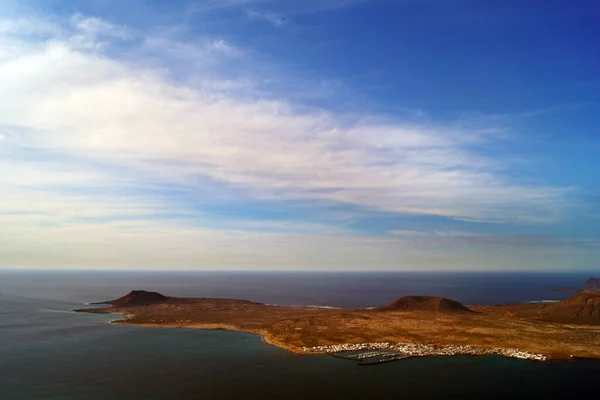 Paesaggio Mozzafiato Grandi Isole Acque Scure Tranquille Lanzarote Isole Canarie — Foto Stock