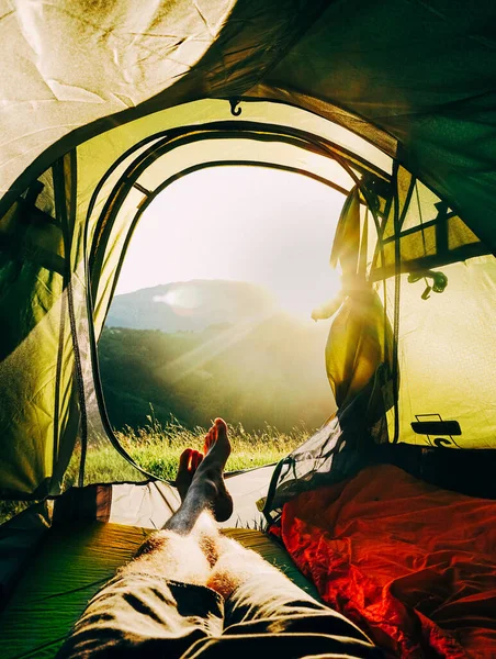 Ein Männlicher Wanderer Liegt Einem Zelt Auf Den Bergen Und — Stockfoto