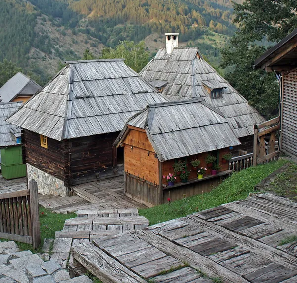 Wooden Cottages Surrounded Hills Nature Park Sargan Mokra Gora Serbi — Stock Photo, Image