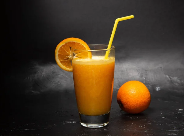 Suco Laranja Recentemente Espremido Copo — Fotografia de Stock