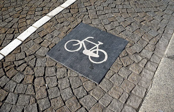 Een Close Van Een Fiets Wegwijzer Stoep Een Zonnige Dag — Stockfoto