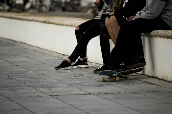 Jeunes Amis Assis Dans Une Rue Avec Des Planches Roulettes — Photo