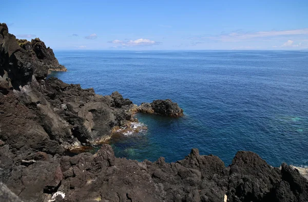 美丽的海滨岩石悬崖和海景 — 图库照片