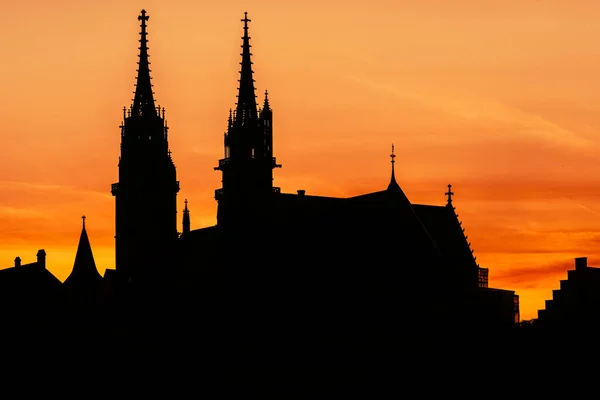 Silueta Kostela Proti Oranžové Obloze Západu Slunce — Stock fotografie