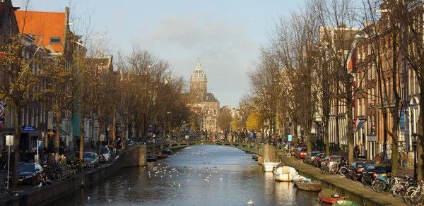 Amsterdam Países Bajos Noviembre 2011 Una Hermosa Vista Canal Edificios — Foto de Stock
